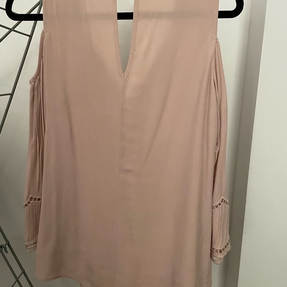 Shoulder cut out top size Smalll - Picture 2 of 3